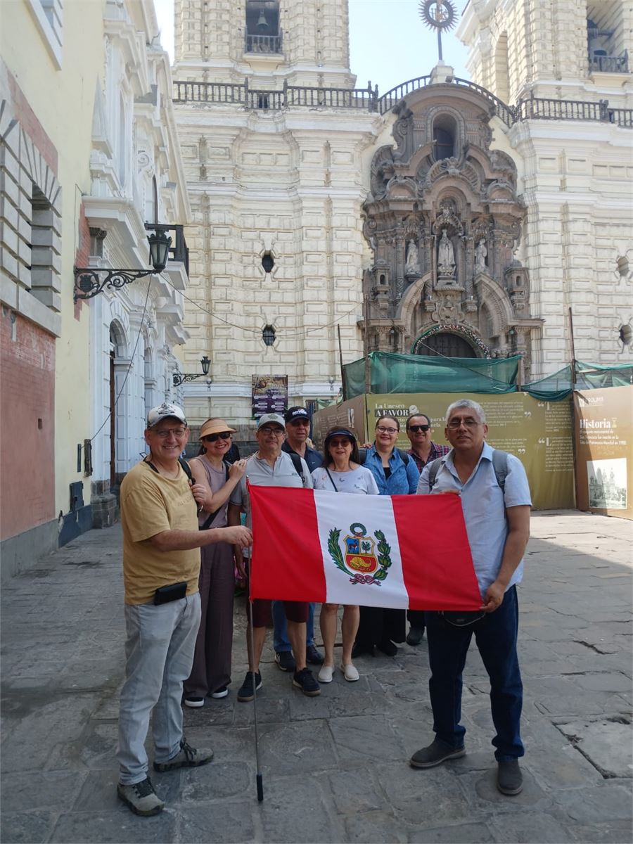 Grupo de viajeros en Lima historica